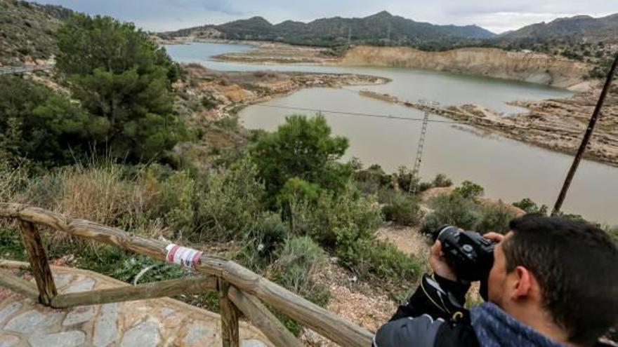 Vista general de parte del pantano de Guadalest, todavía con capacidad de sobra para recibir aportes.