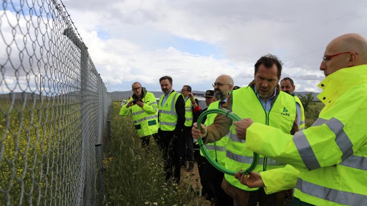 El ministro de Transportes y Movilidad Sostenible, Óscar Puente, inspecciona la zona del robo de cable.