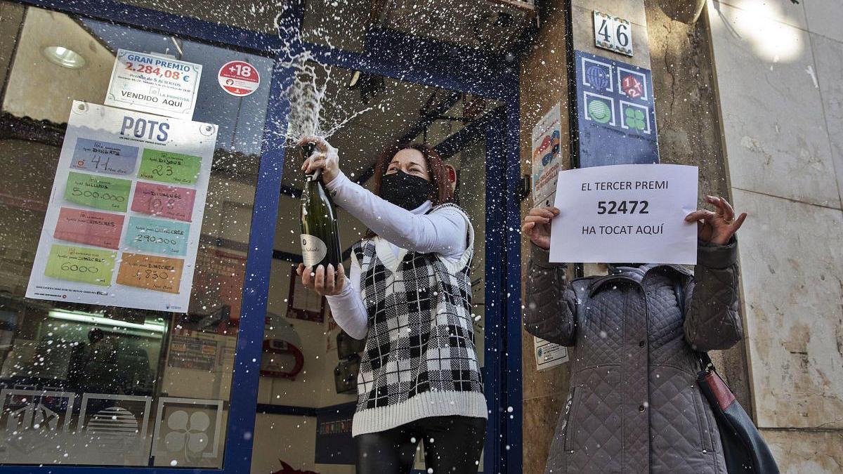 Maria José Couso celebrant eufòrica que després d&#039;un mes amb l&#039;administració oberta a Anglès ja ha pogut repartir un tercer premi de la rifa de Nadal.