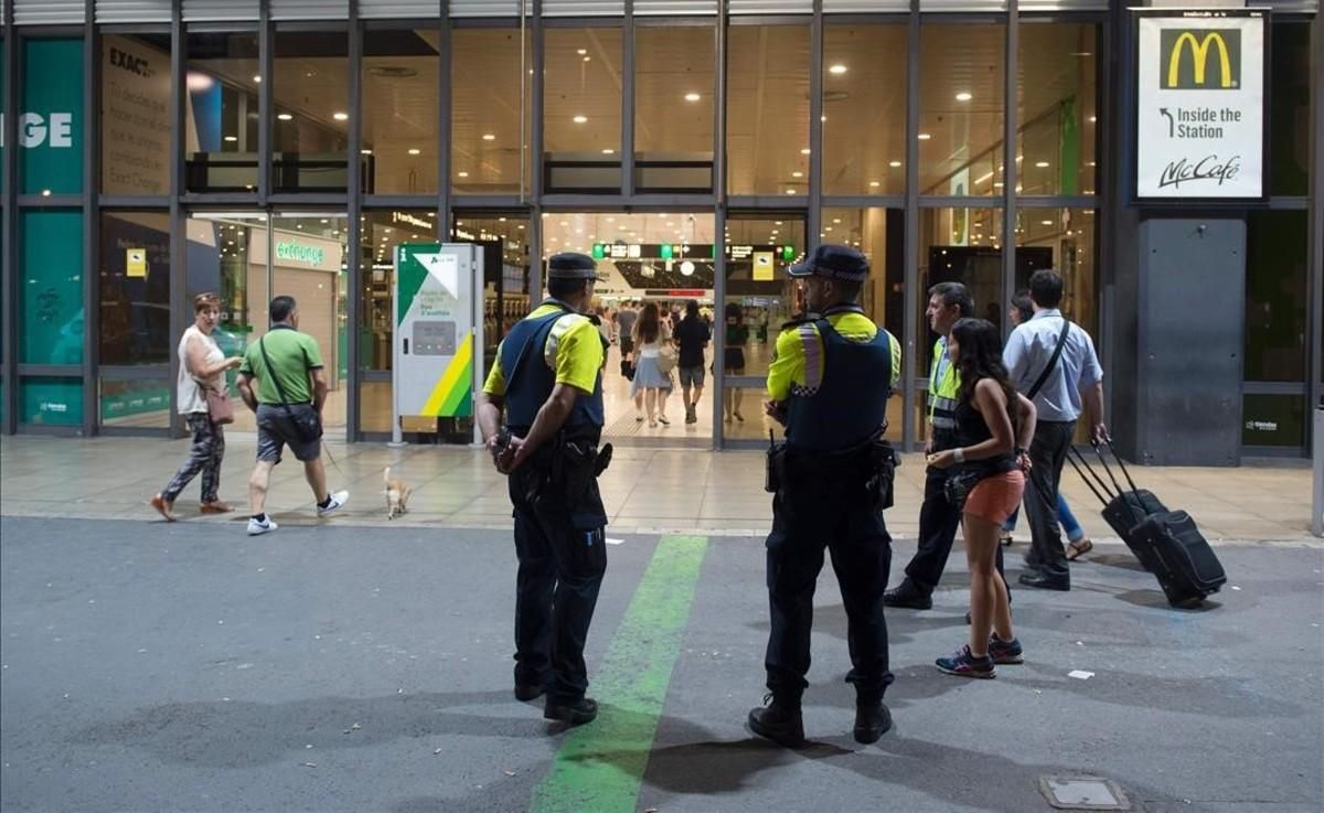 jgblanco34735330 barcelona s urban guard members stand guard outside sants tr160718003505