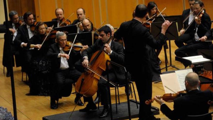 El chelista Ferrández, ayer, en el Auditorio, interpretando el concierto de Schumann con Milanov y la OSPA.