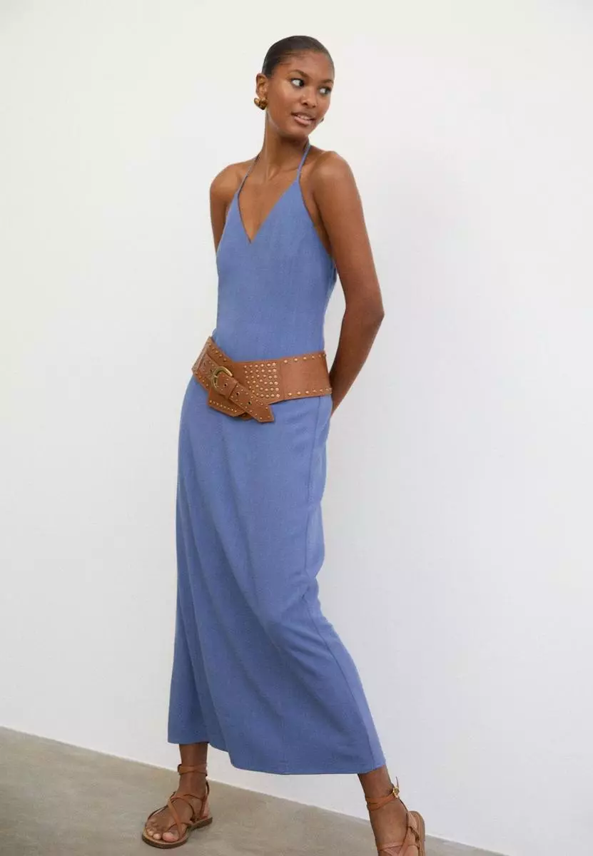 Stradivarius tiene 5 novedades en color azul verano: ¡Súmate a la tendencia estrella de la temporada! 11 Moncloa Vestido midi con cuello halter: sencillez y versatilidad