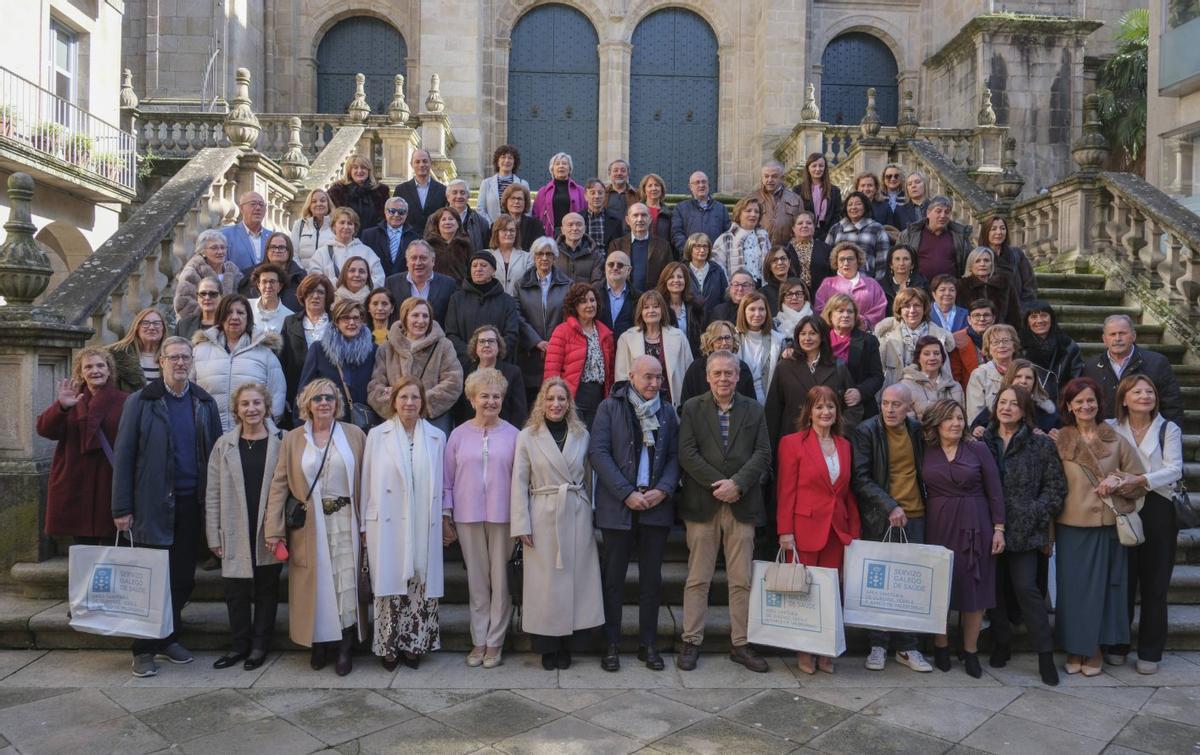 Foto de familia de los homenajeados, ayer, ante la escalinata de la catedral de la ciudad. | ROI CRUZ