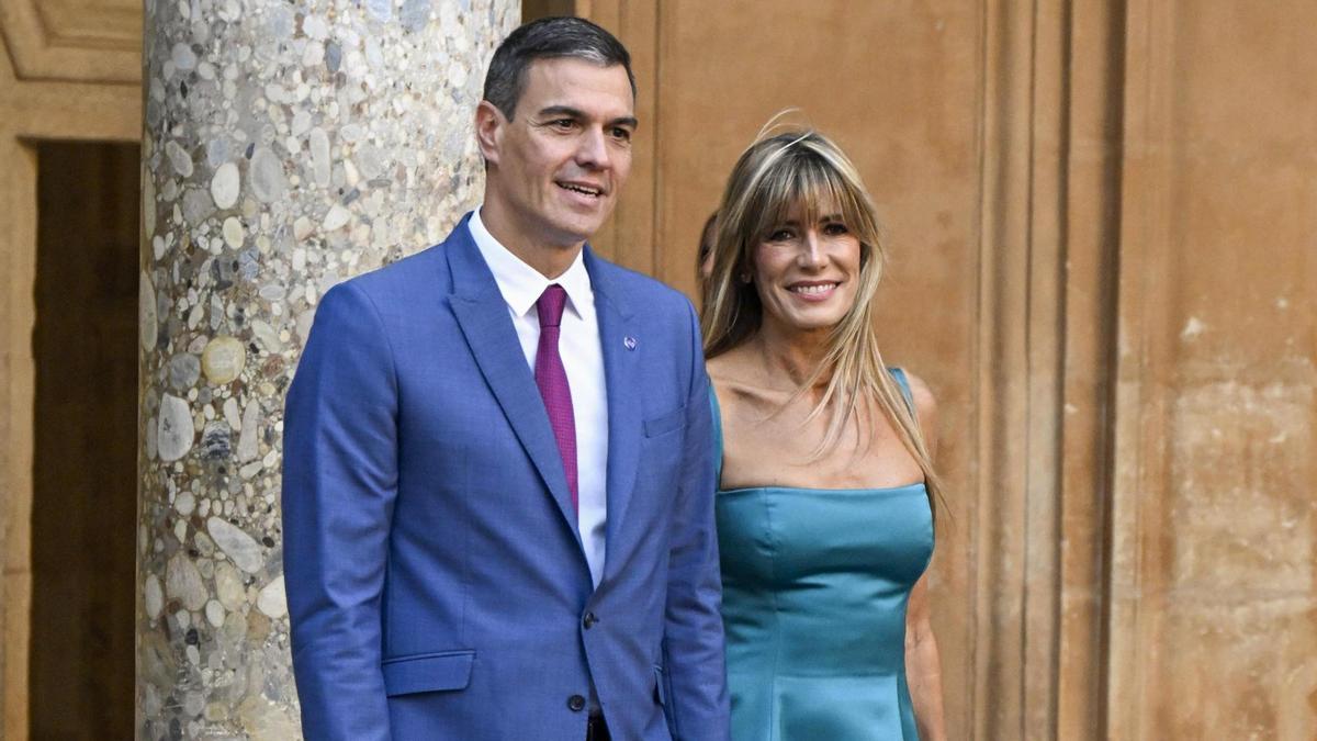 El presidente del Gobierno en funciones, Pedro Sánchez, acompañado de su esposa Begoña Gómez, a su llegada al palacio de Carlos V de Granada.