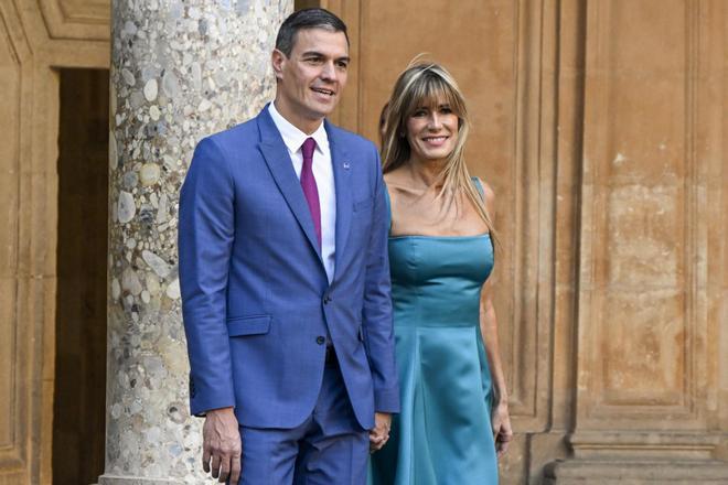 El presidente del Gobierno en funciones, Pedro Sánchez, acompañado de su esposa Begoña Gómez, a su llegada al palacio de Carlos V de Granada.