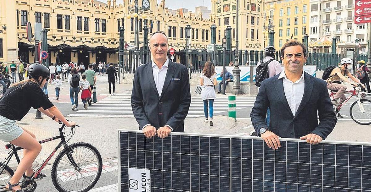 Marcos J. Lacruz y Manuel Argüelles (cofundadores de Silicon Valen) con una de sus placas en el centro de València