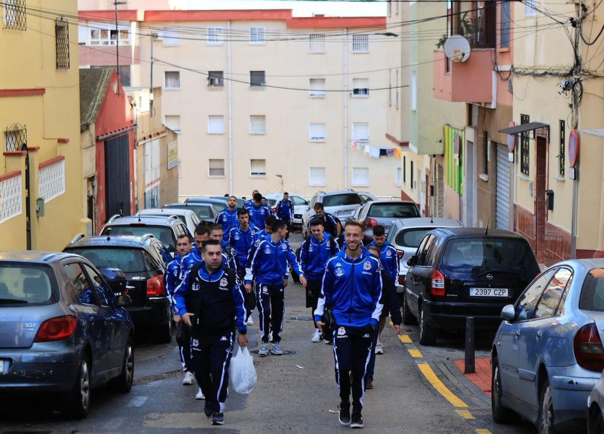 Los jugadores caminan hacia el estadio Alfonso Murube de Ceuta el pasado diciembre. |  // RCD