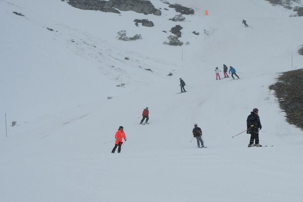 Esquiadores en el décimo aniversario de Fuentes de Invierno