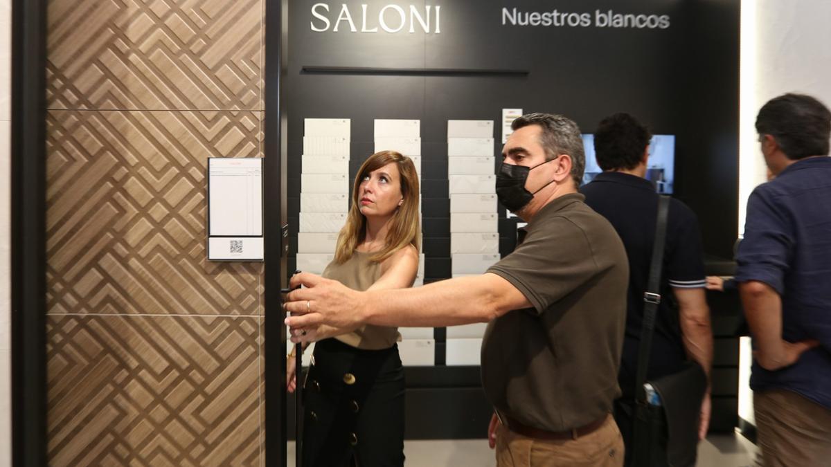 Imágenes de la fiesta de inauguración de la nueva tienda Saloni en el centro de Alicante.