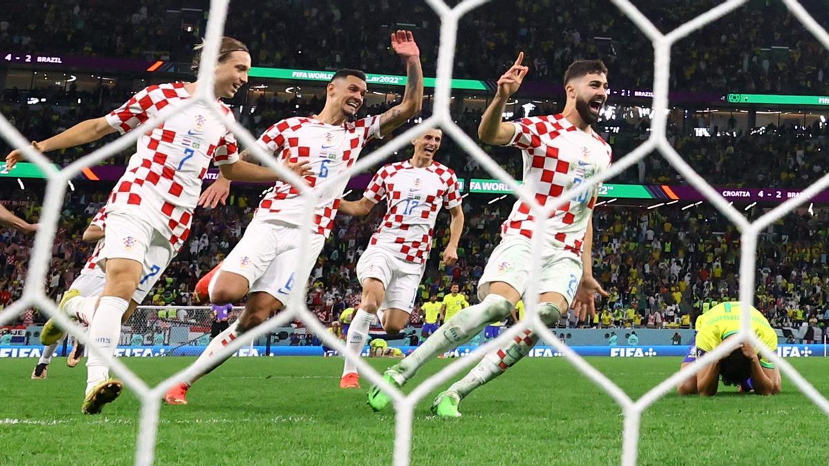Los jugadores de Croacia celebran su victoria frente a Brasil en la tanda de penaltis.