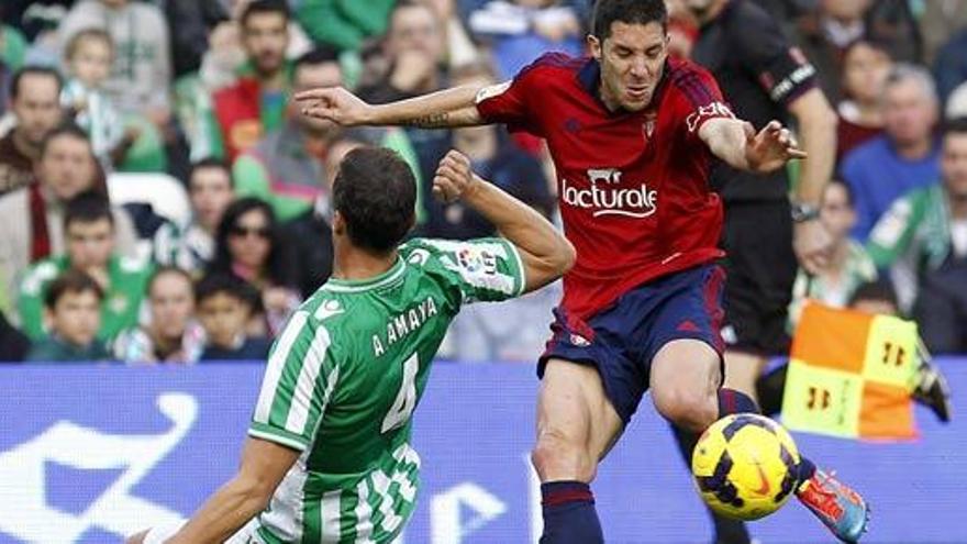 Antonio Amaya y el centrocampista del Osasuna, Álvaro Cejudo.