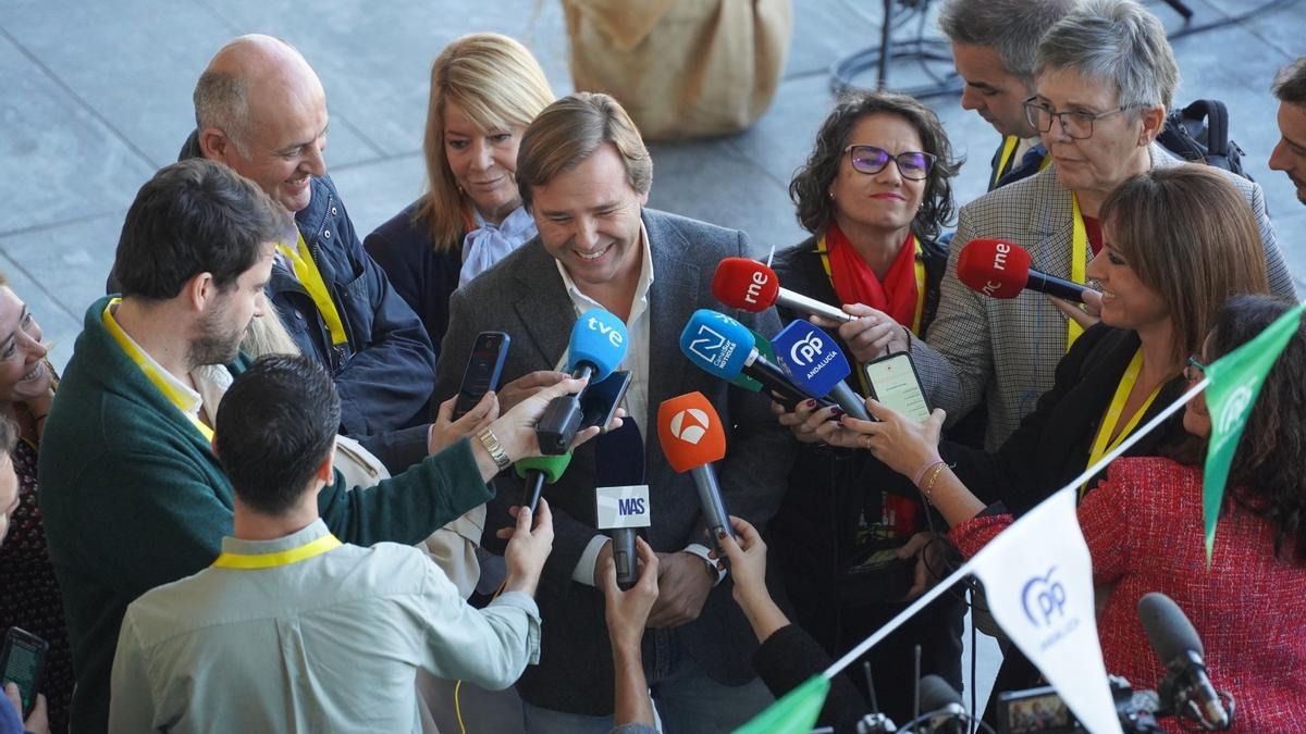 Antonio Repullo atiende a los medios en el Congreso del PP.