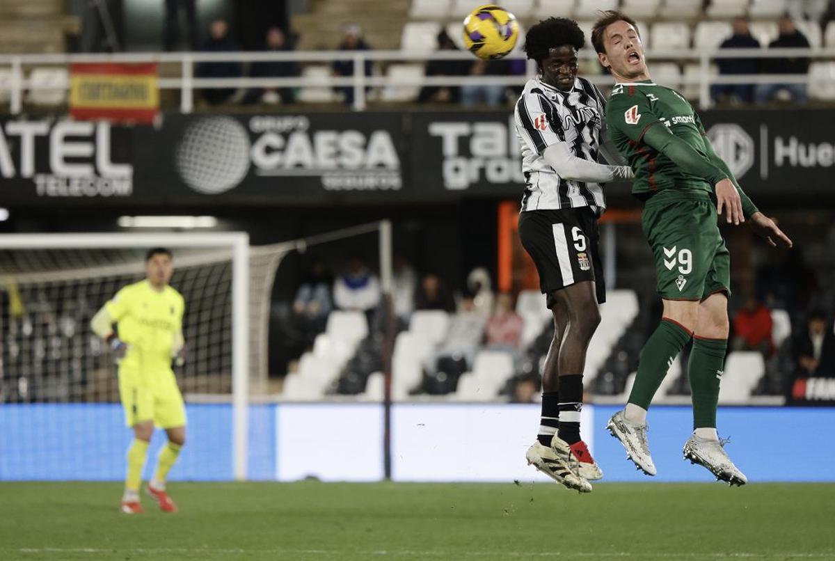 La derrota en casa del FC Cartagena frente al Eibar, en imágenes