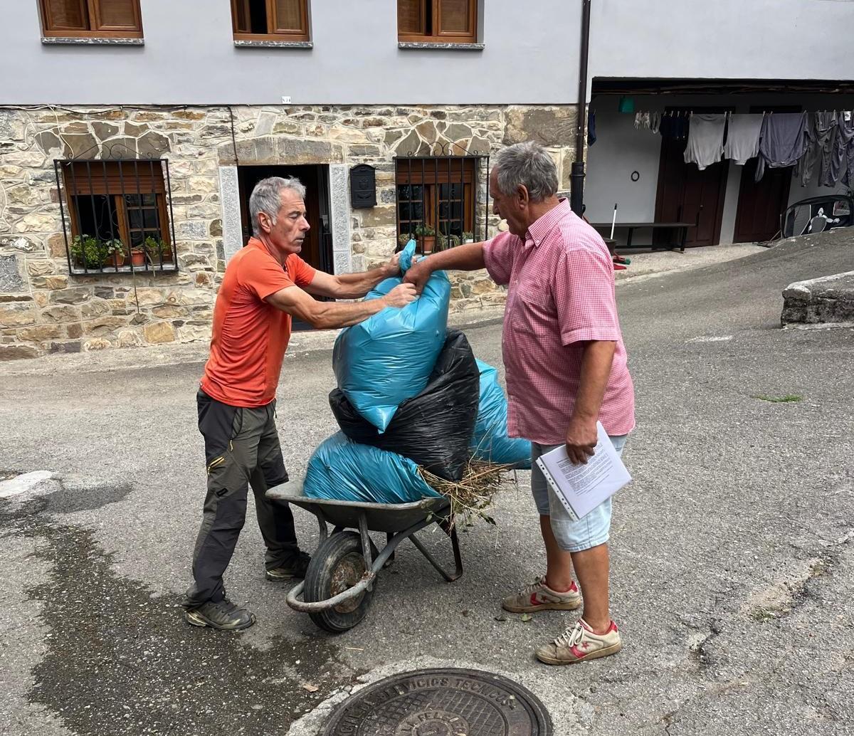 Recogiendo basura y restos.