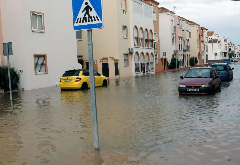 Inundaciones en Torrevieja. Avenidas y casas anegadas. Cien litros por metro cuadrado. Más de 30 intervenciones de Bomberos