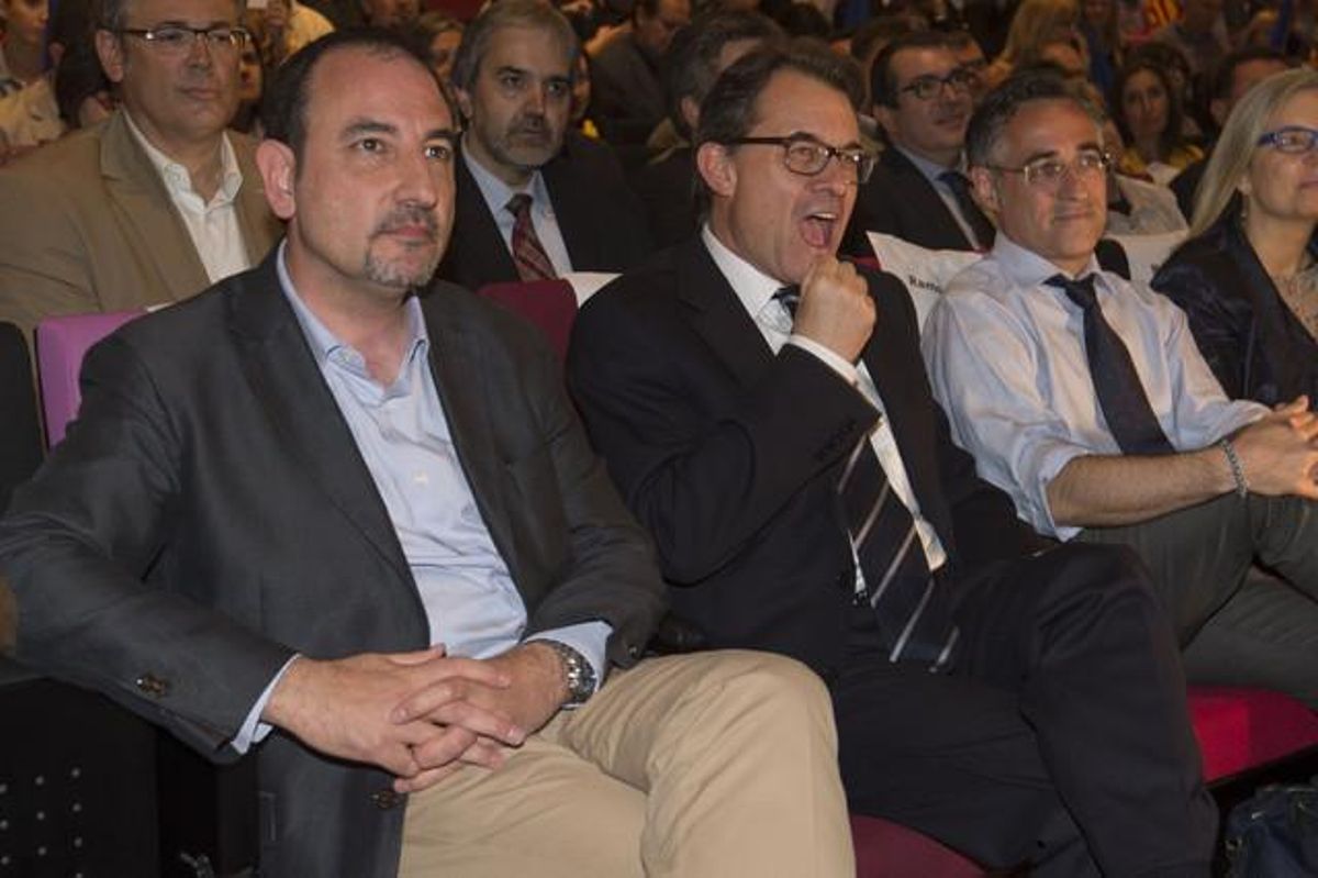 El conseller d’Interior, Ramon Espadaler, el president Artur Mas i el candidat Ramon Tremosa, en un míting, ahir, a Tarragona. El conseller d’Interior, Ramon Espadaler, el president Artur Mas i el candidat Ramon Tremosa, en un míting, ahir, a Tarragona.