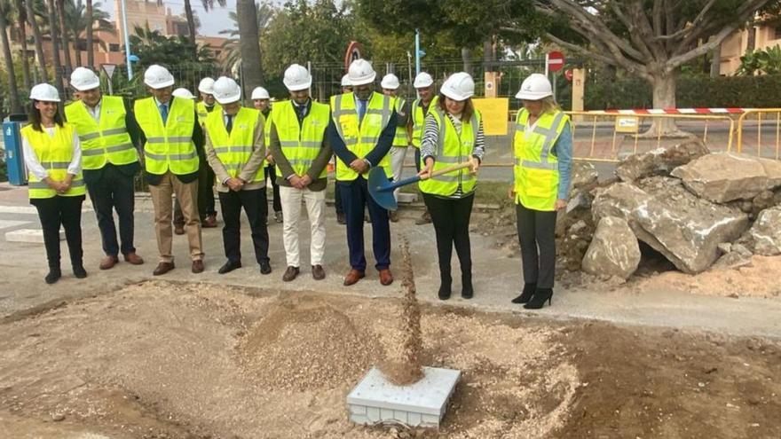 La consejera andaluza Carmen Crespo vierte arena sobre la primera piedra de la obra. | L.O.