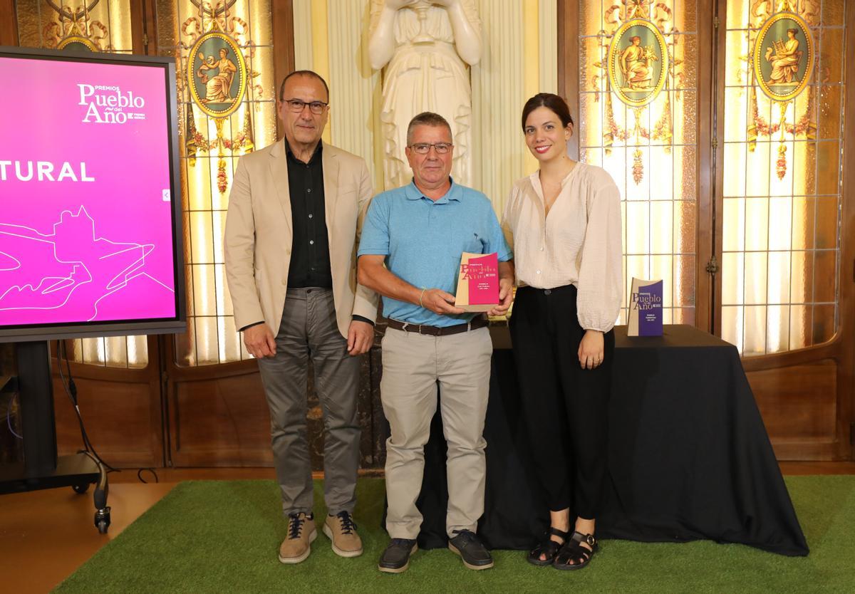 El alcalde de Fuendetodos, Enrique Salueña, recibió el galardón de manos del consejero de Educación y Cultura en funciones del Gobierno de Aragón, Felipe Faci, y Andrea Anguita, responsable de patrocinio de Ambar.