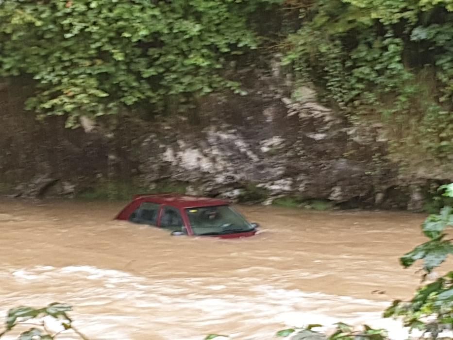 Un coche en medio del río, en Debodes.