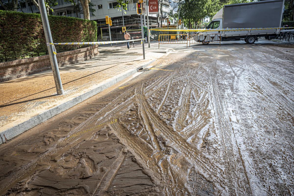 Escape de agua de grandes dimensiones en la avenida Pedralbes con el paseo Manuel Girona de Barcelona