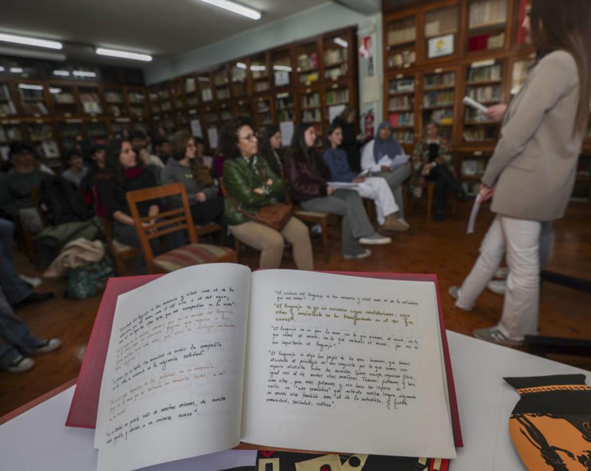 Un libro elaborado en 2015 con frases de Lledó. | IRMA COLLÍN