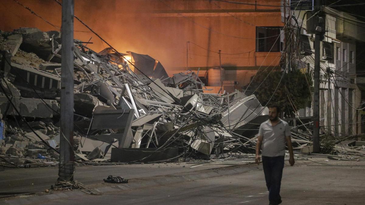 Un hombre pasa junto a un edificio derruido por los bombardeos de Israel en Gaza.
