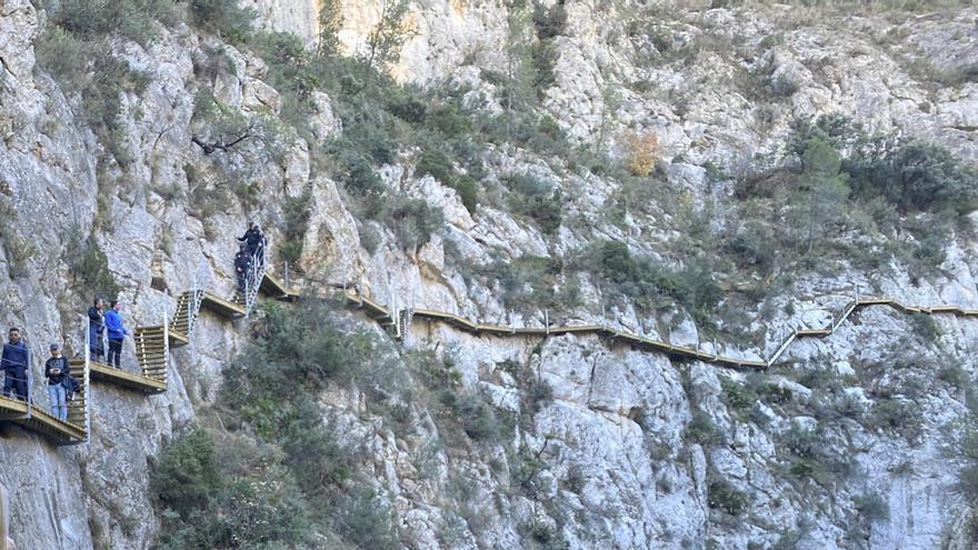 Relleu amplía 150 metros el recorrido de la pasarela que recorre el barranco desde el antiguo pantano