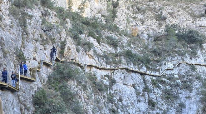 Relleu amplía 150 metros el recorrido de la pasarela que recorre el barranco desde el antiguo pantano