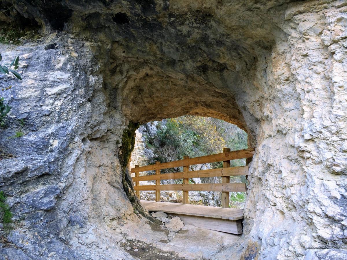 Ruta excabada en la roca en el Barranco del Infierno