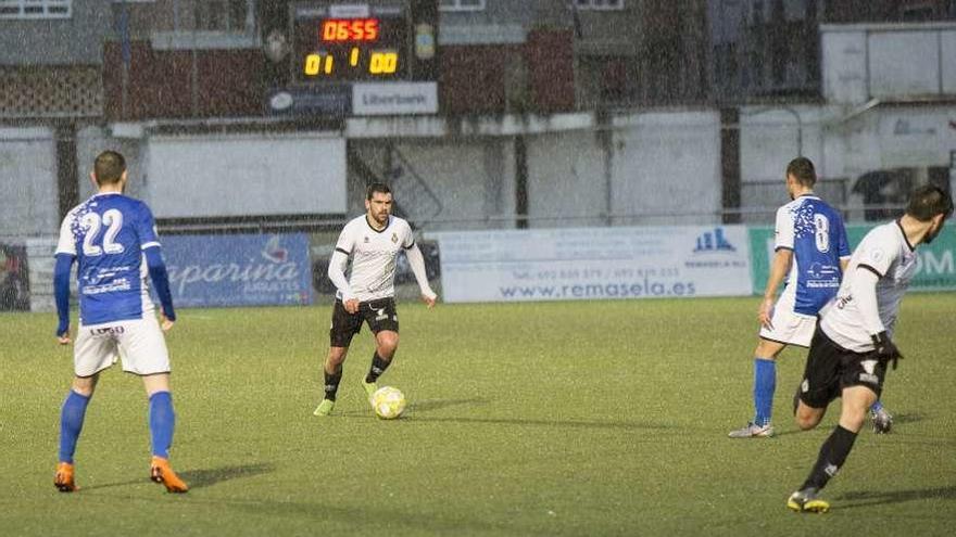 Yosu Camporro maneja el balón en el medio del campo en el último partido del Caudal en Mieres.