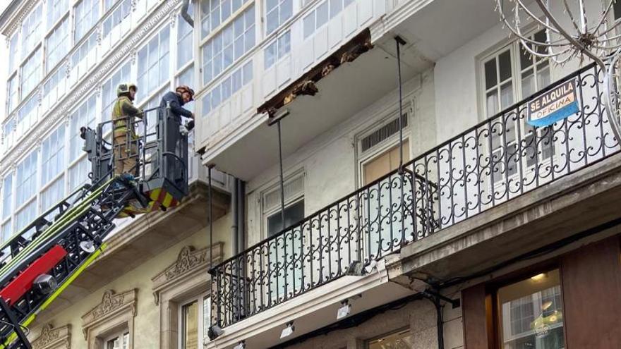 Bomberos durante la intervención.