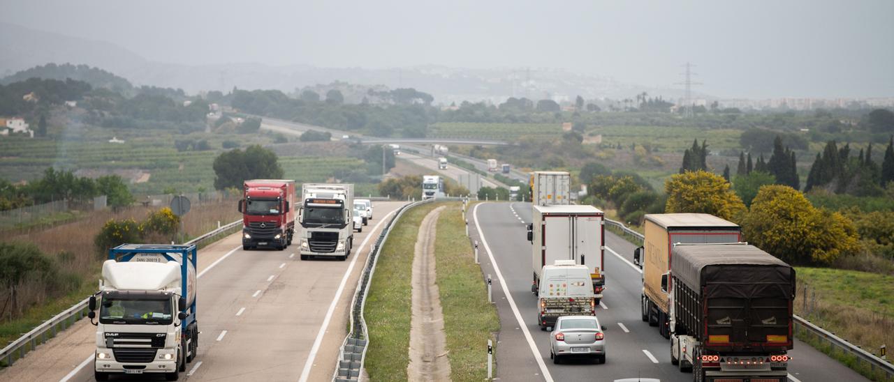 Paso de camiones en la AP-7 a su paso por Castellón.