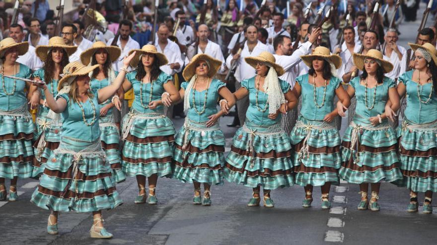 Una escuadra desfilando durante las  Fiestas de Castalla de 2019.