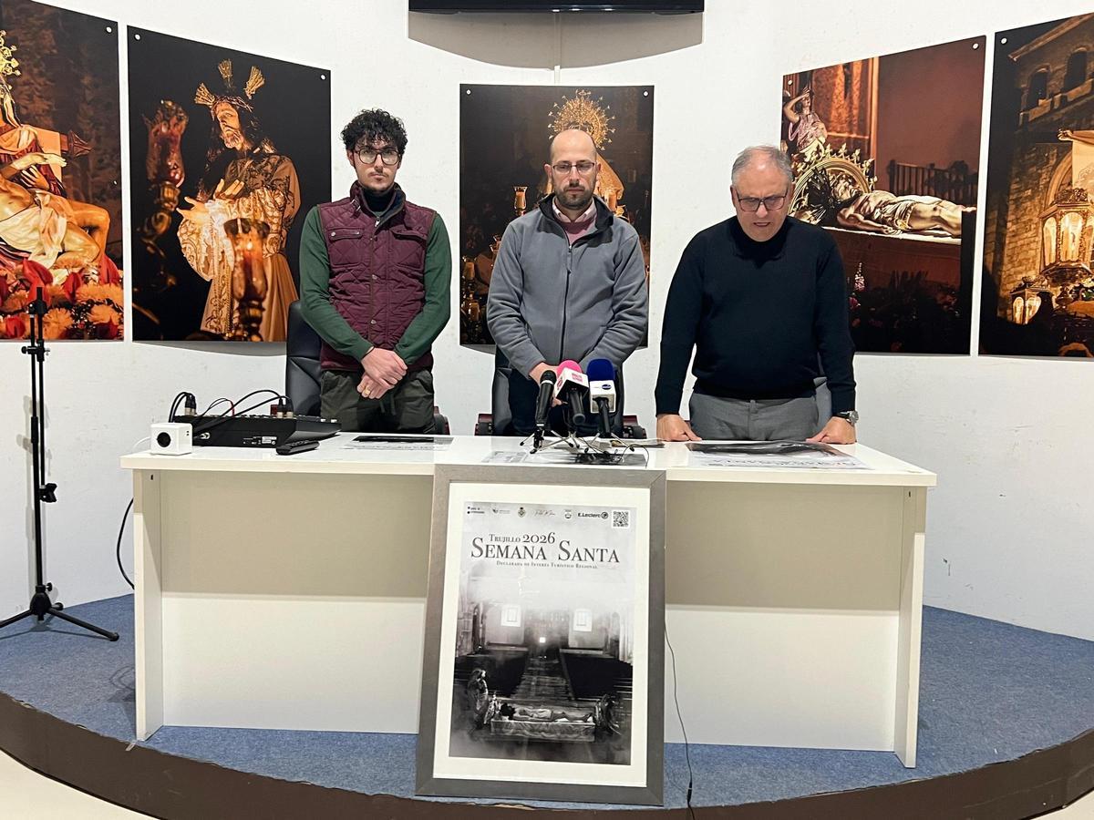 Rubén Mateos junto al Presidente de la JUnta de Cofradías y el Párroco de Trujillo en la presentación
