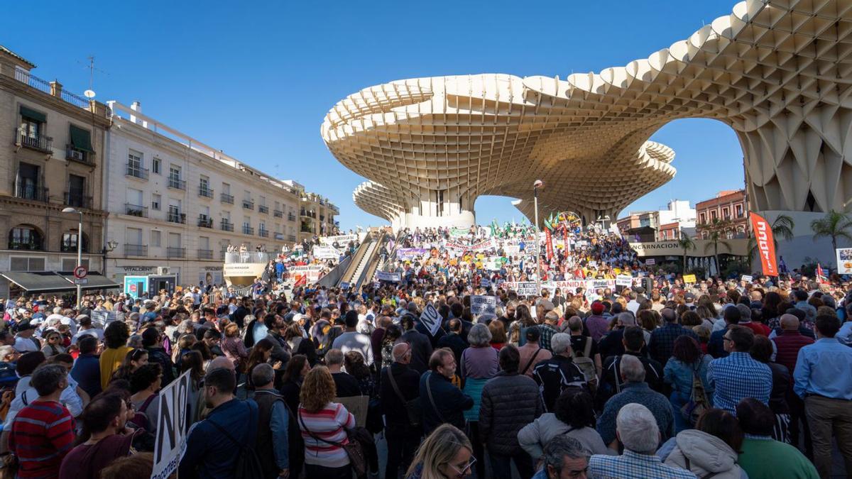 Protesta de la Marea Blanca en Sevilla, ayer. | FRANCISCO J. OLMO (EUROPA PRESS)