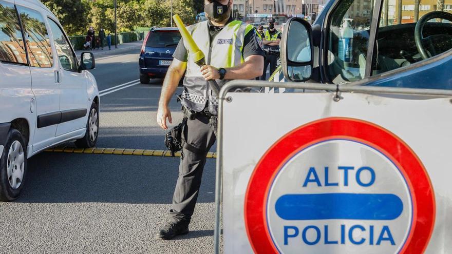 Control policial en la bajada del Puente Nuevo.