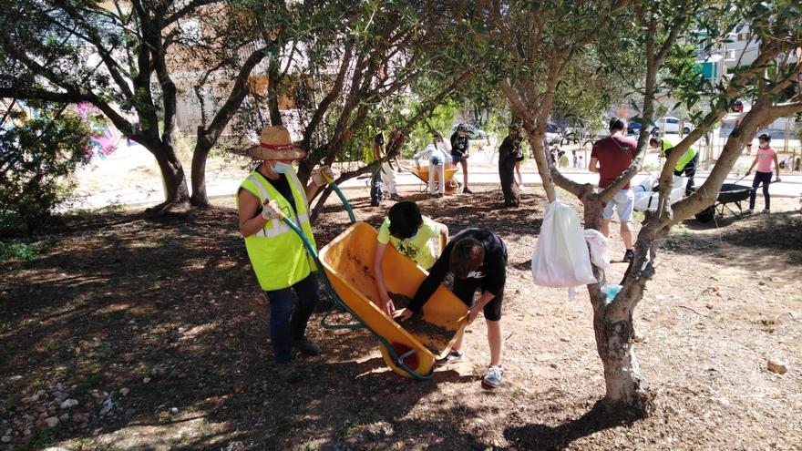 Alumnos de Son Pisà esparcen materia orgánica en el parque de Son Dameto