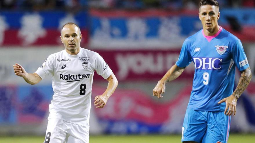 Andrés Iniesta y Fernando Torres en un momento del partido // Reuters