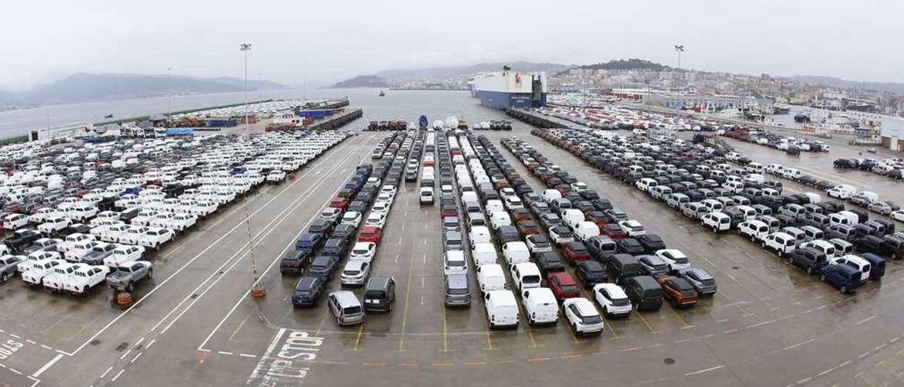 Imagen de la terminal Ro-Ro de Bouzas, ayer, abarrotada de vehículos // Ricardo Grobas