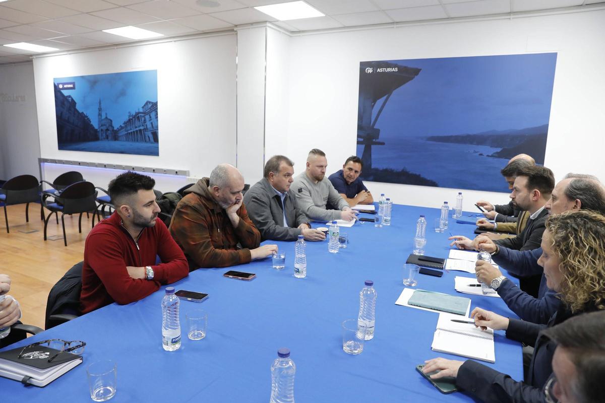 Reunión del PP y los sindicatos mineros para tratar el problema de La Pereda