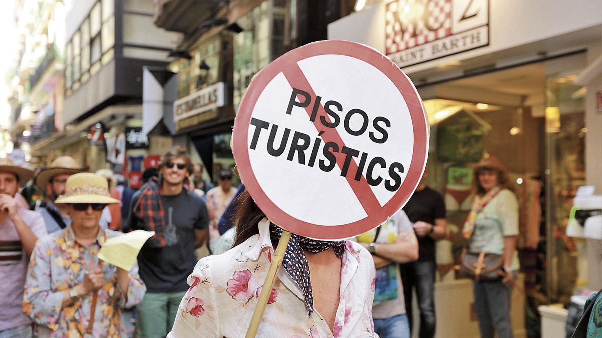 Marcha contra el alquiler turístico en pisos, en 2017, en Palma.