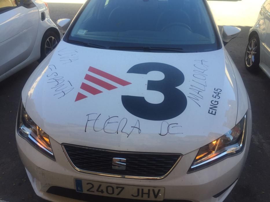 Pintadas en la unidad móvil de TV3 en Palma: "Viva España. Fuera de Mallorca"