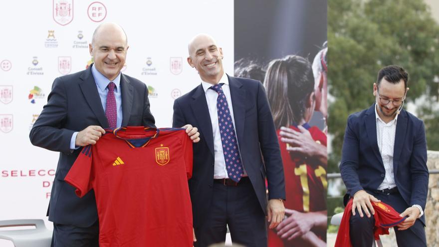 Luis Rubiales sonríe mientras posa con Vicent Marí y la camiseta de la selección española, con Rafa Ruiz a la derecha, ayer en el Baluarte de Santa Llucía. | VICENT MARÍ