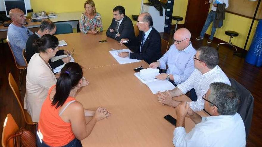 Reunión entre el conselleiro de Sanidade y ediles de Moaña. // G.Núñez