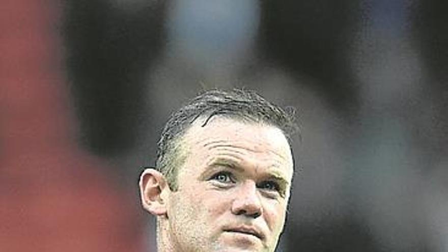 Rooney iguala a Charlton como máximo goleador