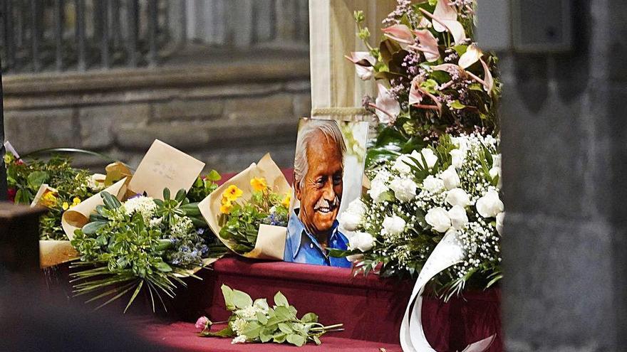 Una fotografia de Tarrés, envoltada de flors als peus de l&#039;altar.