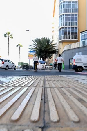 LAS PALMAS DE GRAN CANARIA  04-11-18  LAS PALMAS DE GRAN CANARIA. Peligro. Guias para invidentes en la acera que no llevan a ninguna paso de cebra . FOTOS: JUAN CASTRO  | 04/12/2018 | Fotógrafo: Juan Carlos Castro