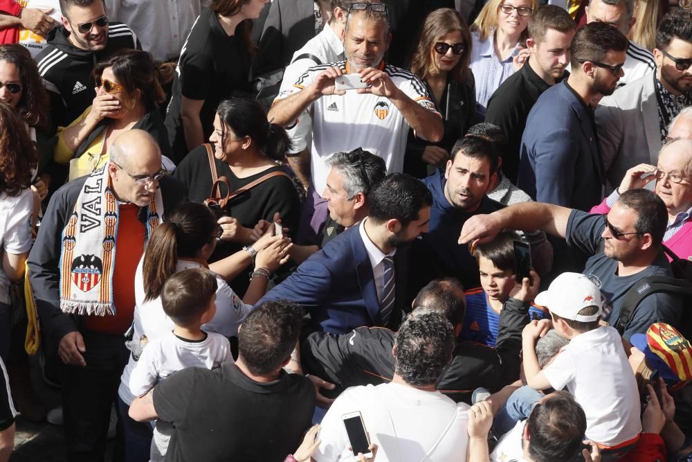 Miles de aficionados en el partido de las Leyendas del Valencia CF