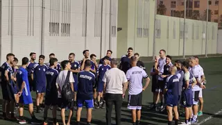 Helguera agasaja al plantel del Atlético de Gran Canaria del exejecutivo de la UD Las Palmas Deivid