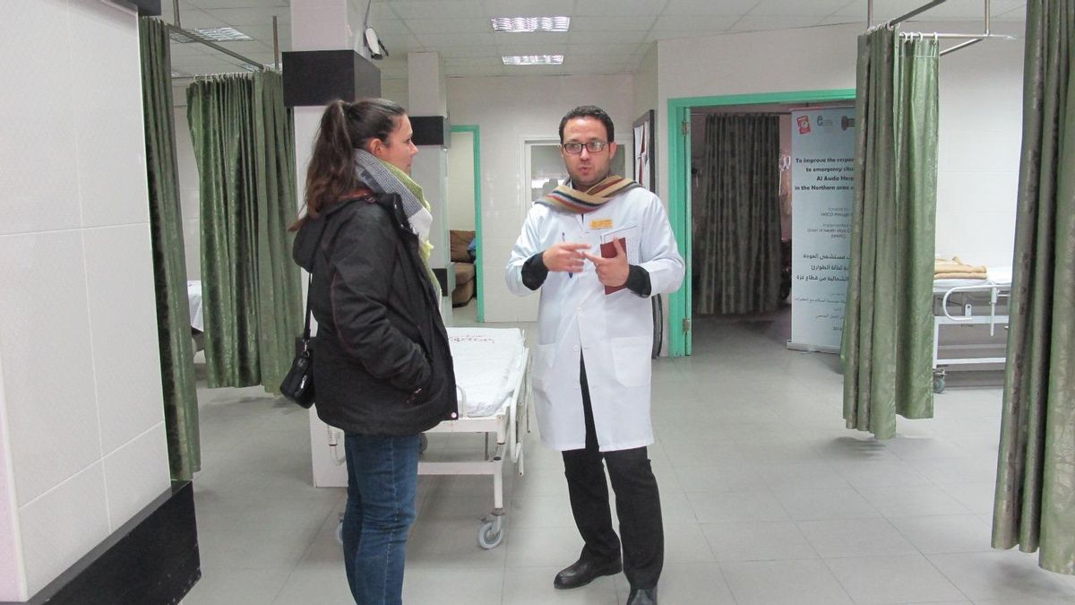 La extremeña Elisabeth Masero junto a un doctor en la maternidad del Hospital Al Awda de Gaza, en 2021